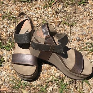 7.5 OTBT Sandals